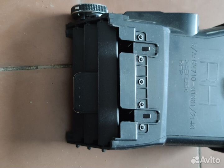 Дефлектор в подлокотник правый Toyota Camry