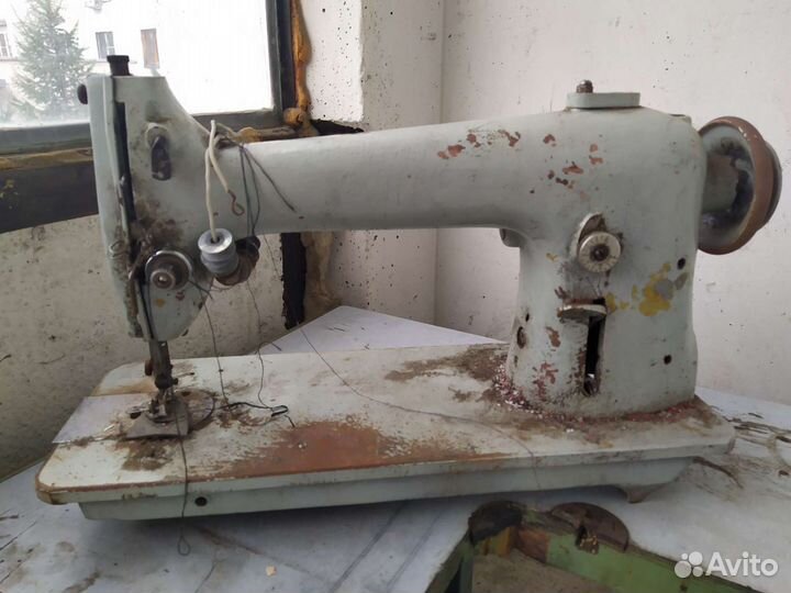 Швейная машинка, швейный стол