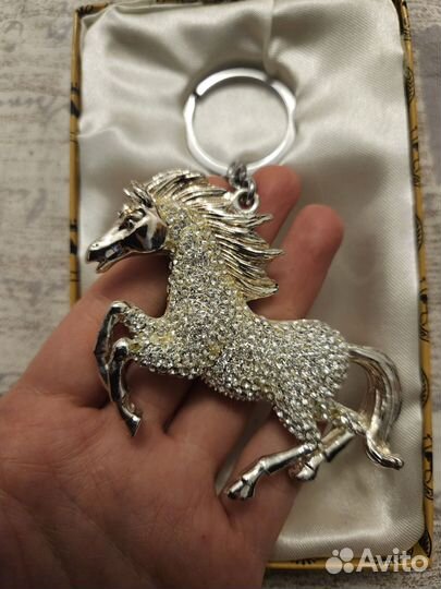 Брелок со стразами лошадь