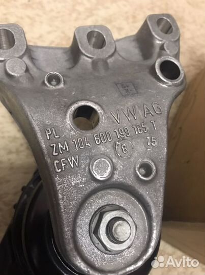 Опора двигателя правая оригинал VW