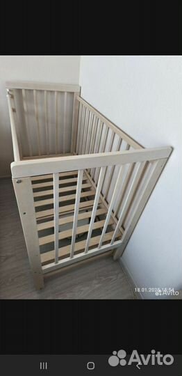 Детская кроватка с маятником и ящиком