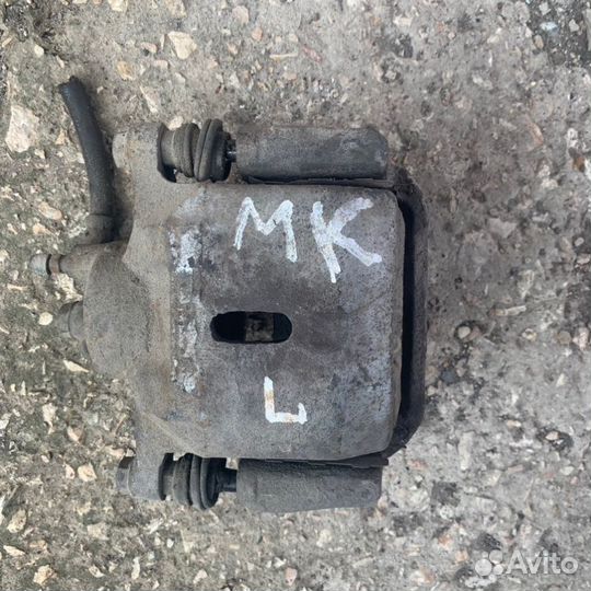 Суппорт передний левый Geely Mk седан 5A-FE 2008