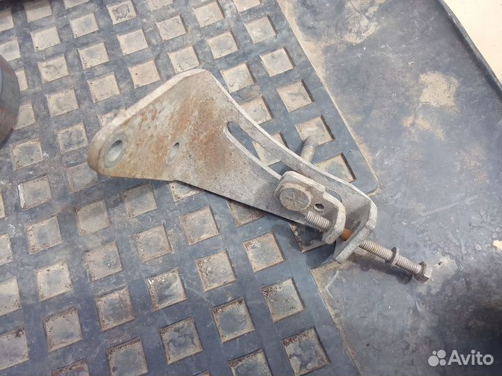 Кронштейн генератора верхний 8 клап Ваз 2112