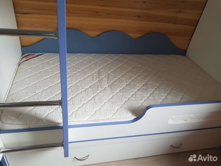Кровать двухьярусная