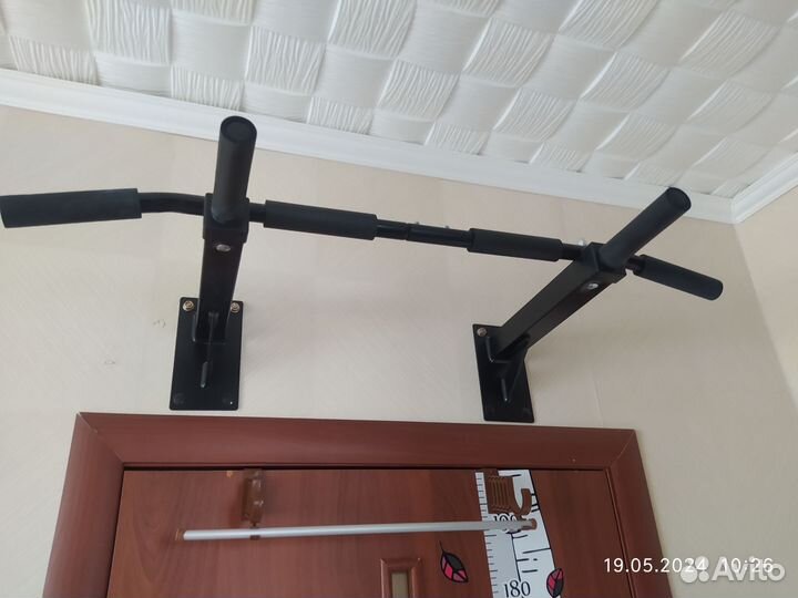 Турник настенный