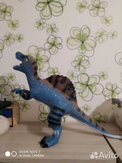 Большой динозавр