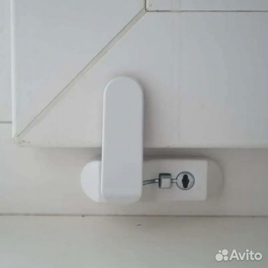 Детский замок (блокиратор) на окно