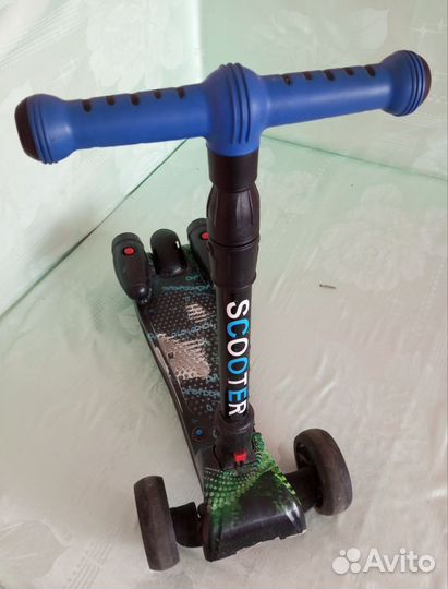 Самокат трехколесный