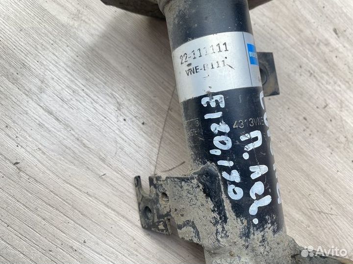 Амортизатор передний левый Toyota Corolla Spacio E