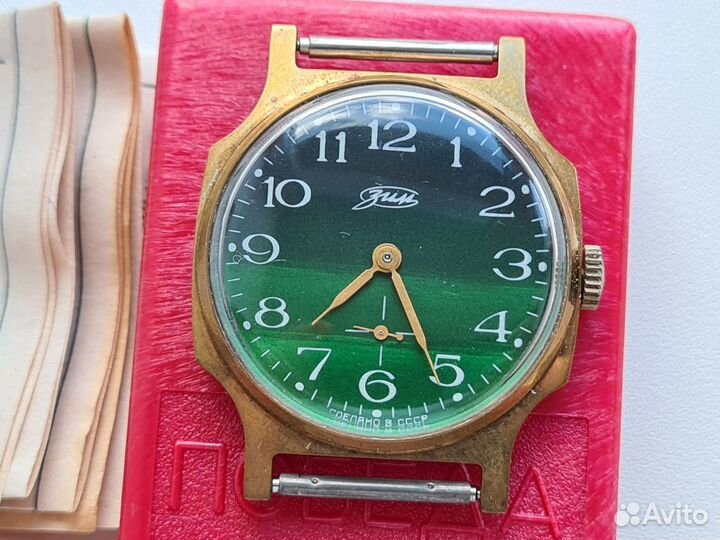 Часы СССР зим 2602. Тёмно-зелёный циферблат