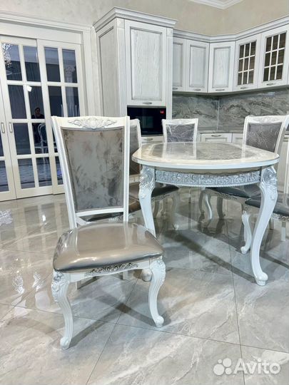 Кухонный стол и стулья