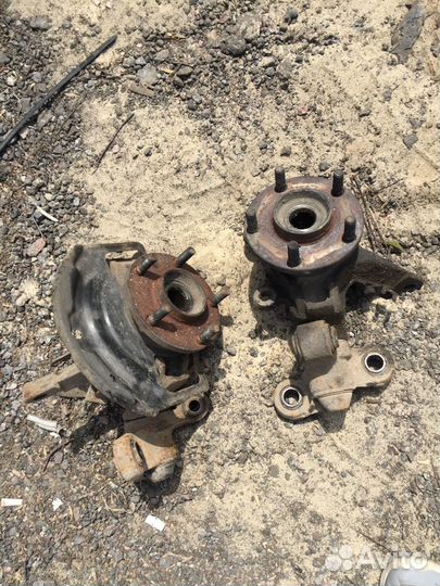 Кулак передний левый Nissan Primera P12 седан