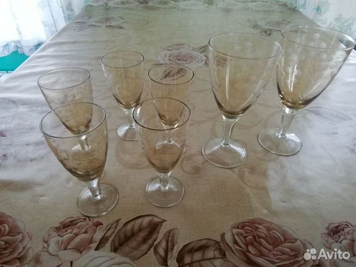 Стеклянные рюмки и фужеры