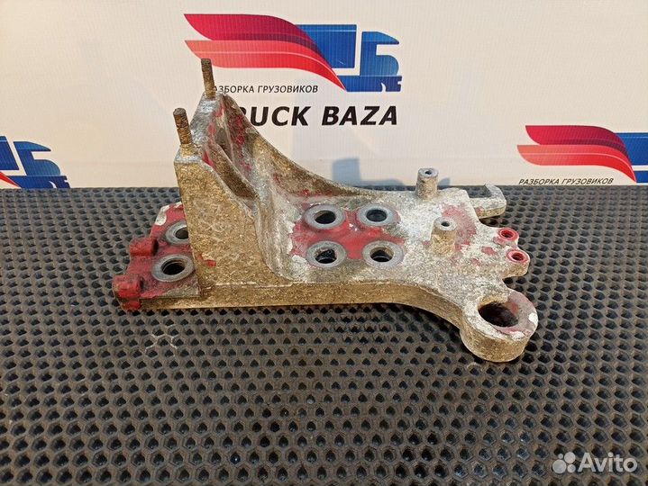 Кронштейн бампера правый