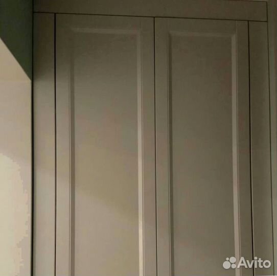 Шкаф распашной в комнату с зеркалом от производите