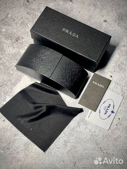 Солнцезащитные очки Prada коричневые