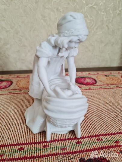 Редкая фигурка девочки с коляской (Германия)