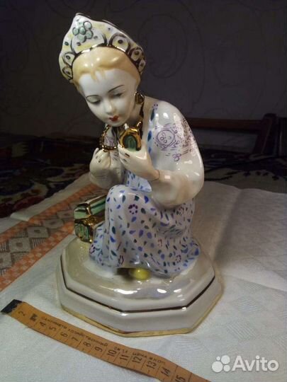 Малахитовая шкатулка. Девушка с зеркалом