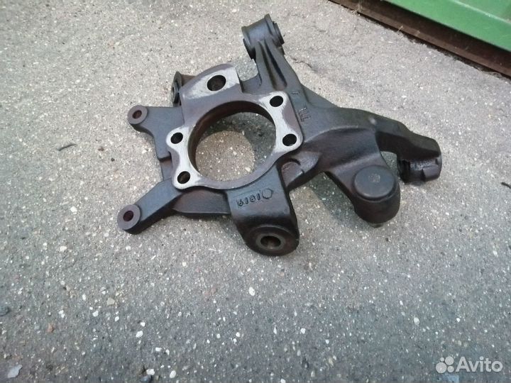 Кулак опорный задний левый Nissan Skyline 34