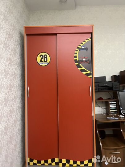 Детская кровать и шкаф