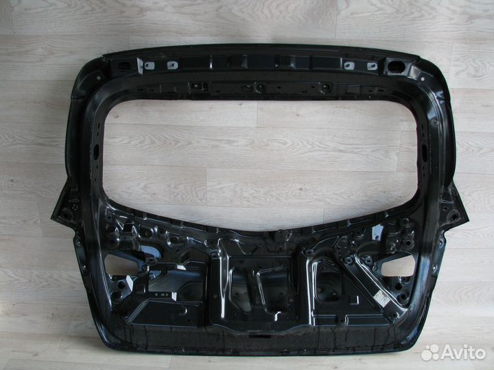 Nissan Tiida C13 Крышка дверь багажника 2013+