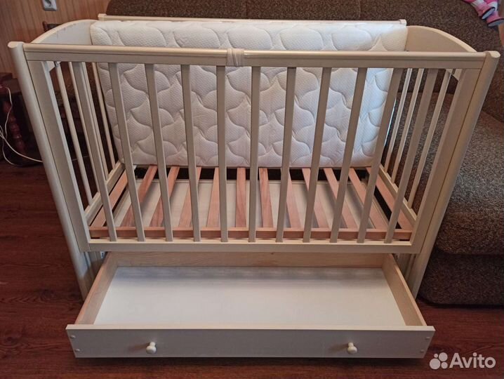 Детская кроватка с маятником и ящиком