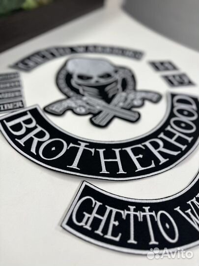 Машинная вышивка на одежде/шевроны