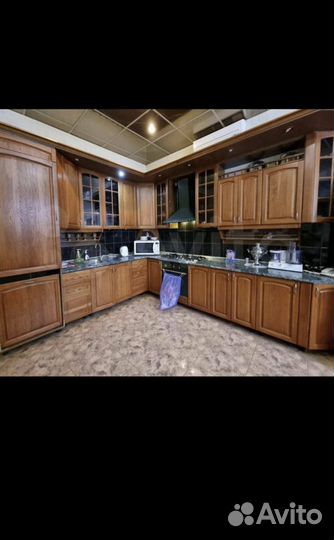 Кухонная гарнитура из дуба с техникой