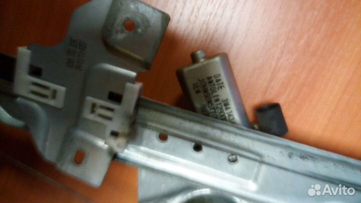 Передн. лев.эл.стеклоподьемник Рено сандеро Дастер