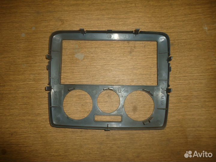 1U0858071 рамка магнитолы Skoda Octavia I