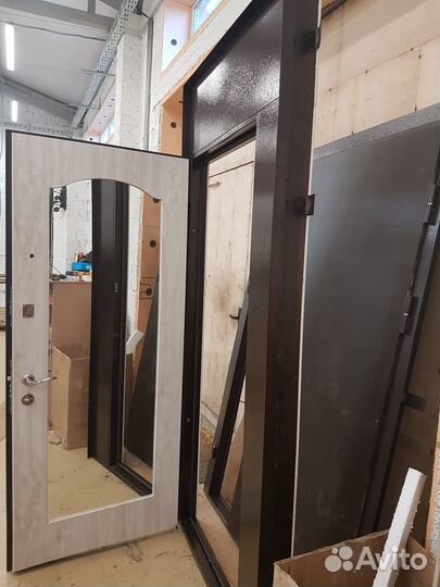 Дверь из металла с зеркалом и панелью мдф