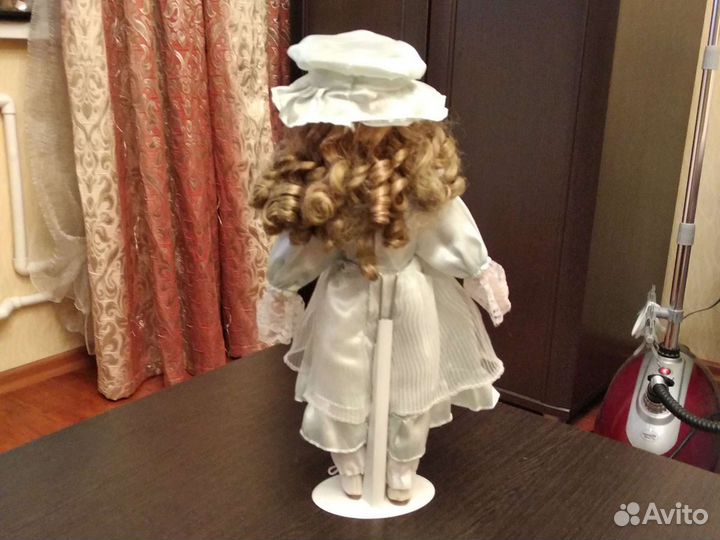 Кукла фарфоровая коллекционная средняя