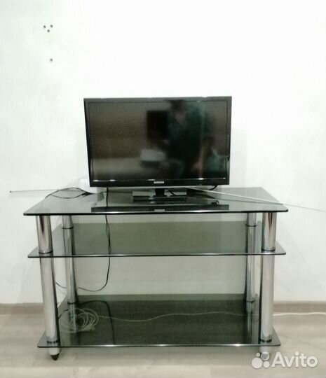 Стеклянная тумба под тв