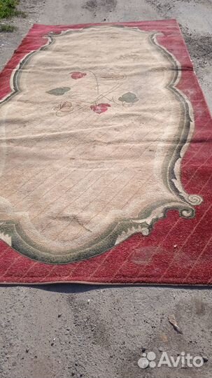 Ковровая дорожка и большой ковер