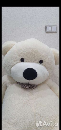 Большой плюшевый медведь