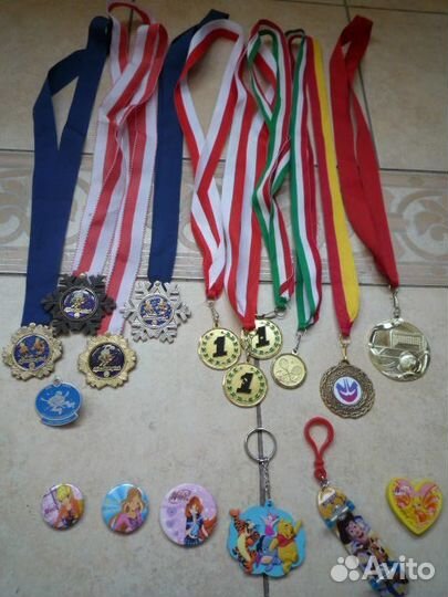 Медали спортивные, значки, брелки детские