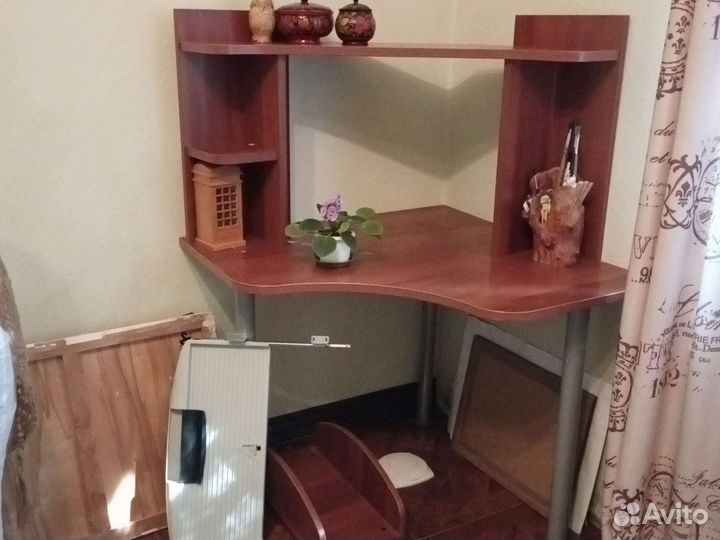 Компьютерный стол бу с подвесной полкой