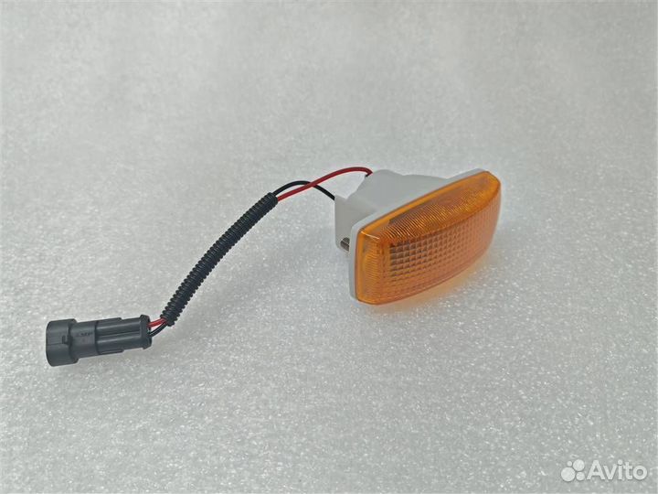 Поворотник на крыло sitrak