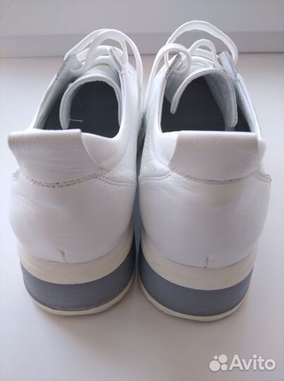 Кроссовки женские