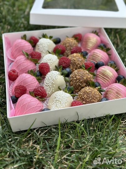 Клубника в шоколаде / свежие ягоды