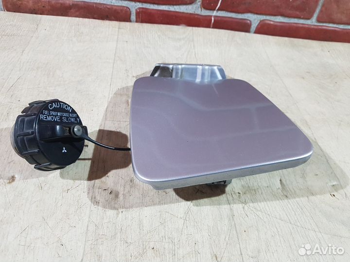 Лючок бензобака mitsubishi outlander 1 2006