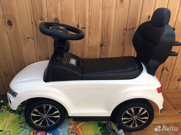 Машинка каталка толокар с ручкой