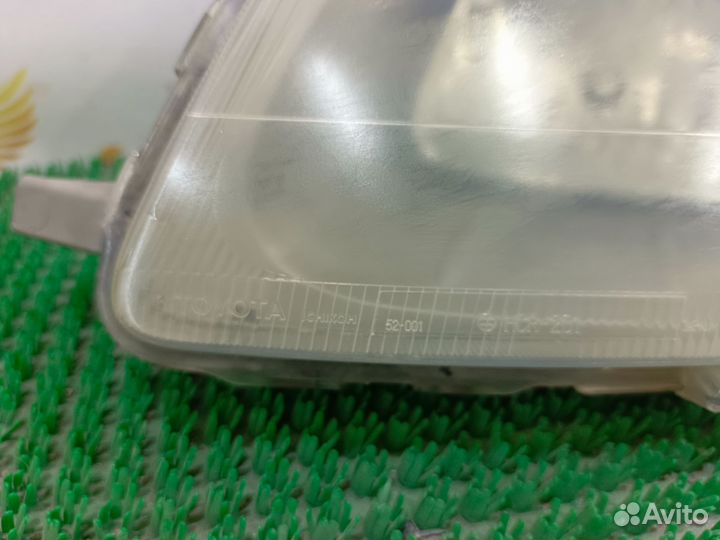 Фара левая Toyota vitz