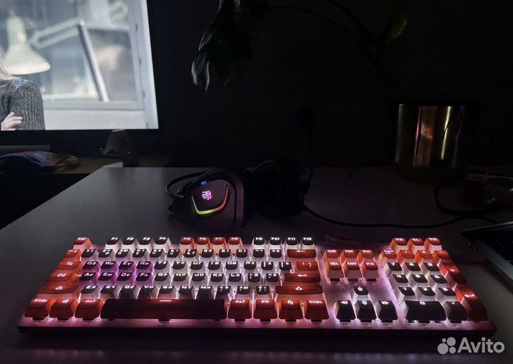 Игровая клавиатура Bloody B800 розовая