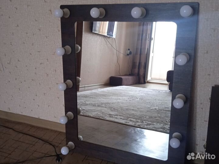 Гримерное зеркало с лампочками