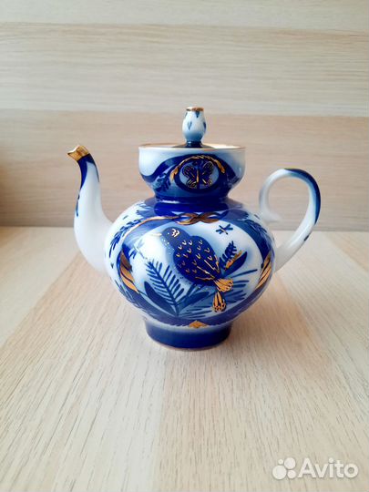 Фарфоровый чайник Лфз