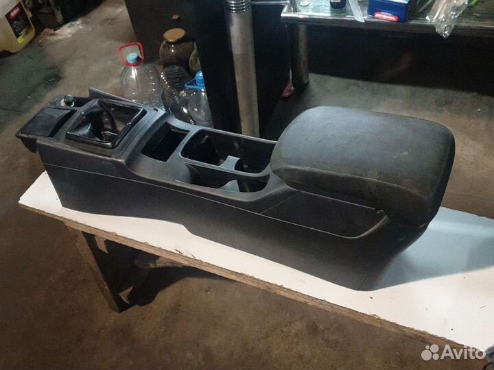 Подлокотник митсубиси лансер 10