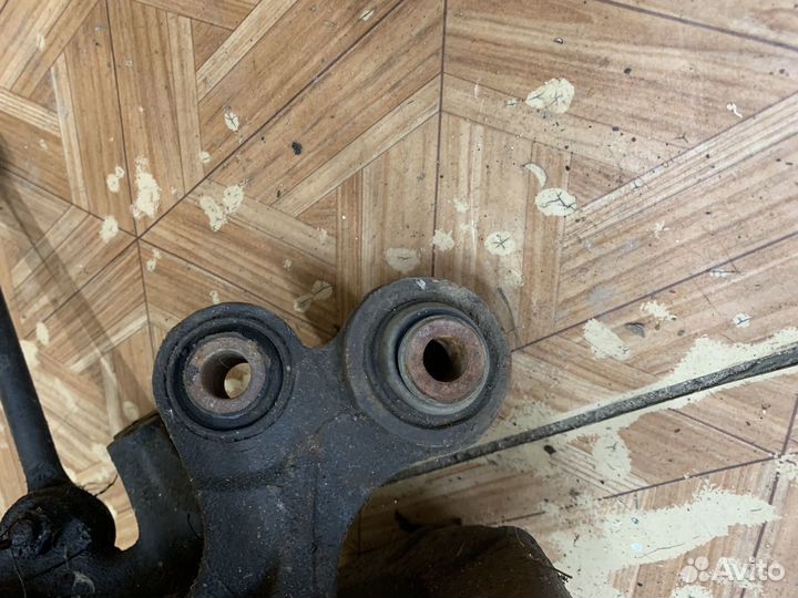 Кулак задний левый Kia Sportage 3