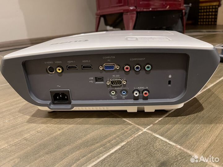 Проектор для домашнего кинотеатра Benq W700 с 3D