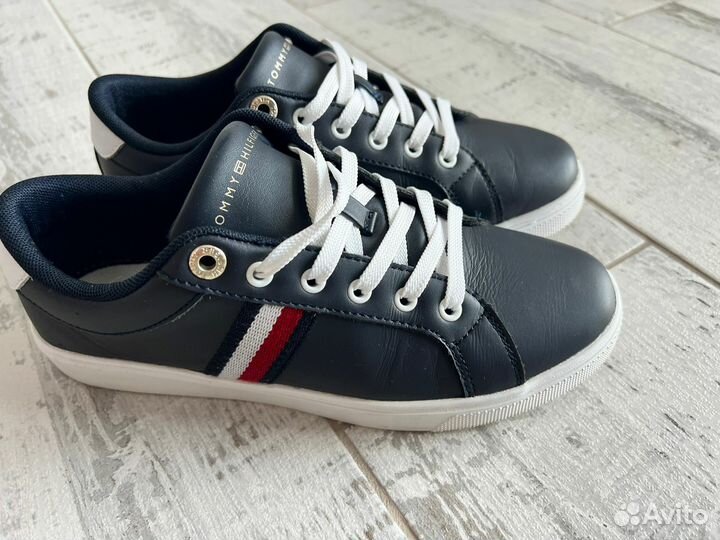 Кроссовки женские